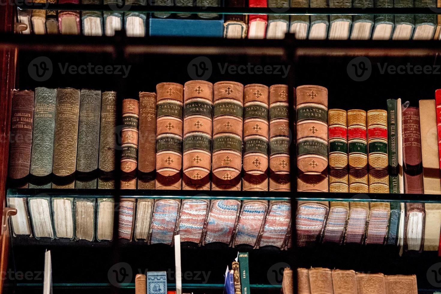 antiek en bijzonder boeken plank foto