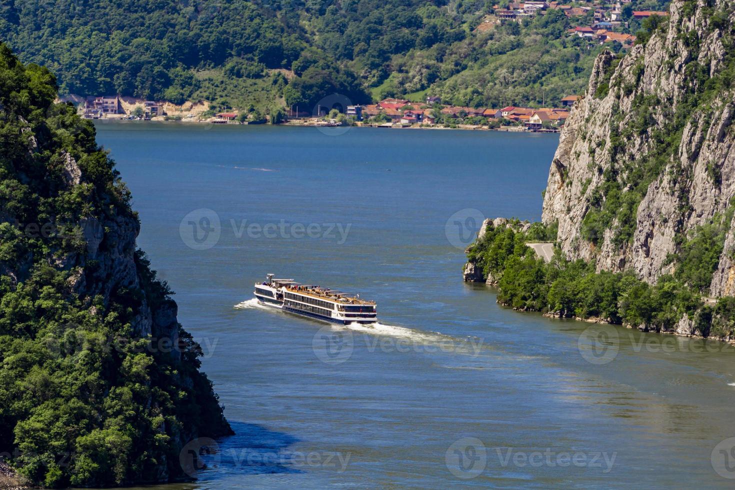 cruiseschip op de rivier de Donau in de ijzeren poorten, ook wel bekend als de kloven van djerdap in Servië foto