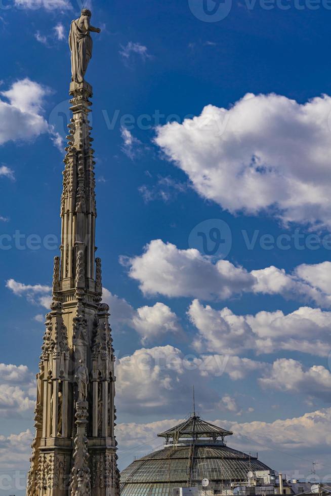 witte marmeren torenspitsen op het dak van de beroemde kathedraal duomo di milano in milaan, italië foto