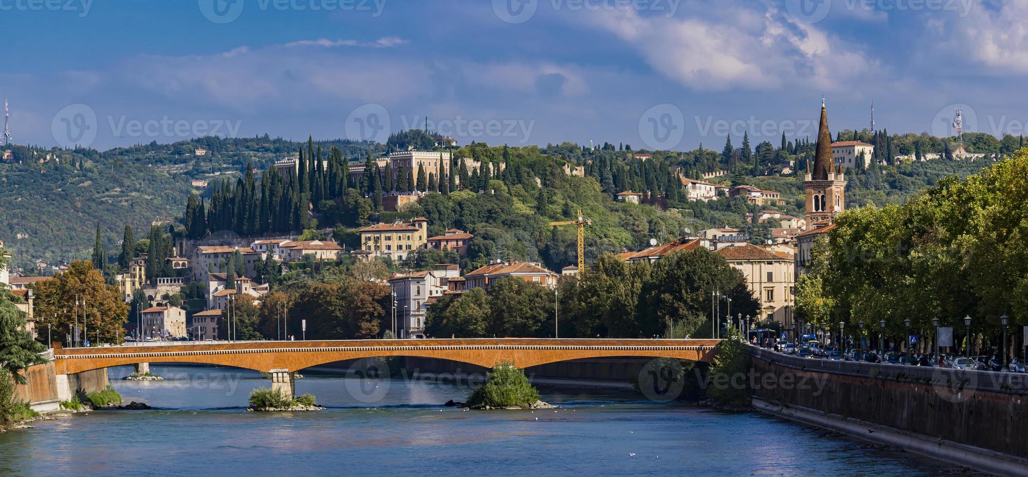 ponte navi op de rivier de adige in verona, italië foto