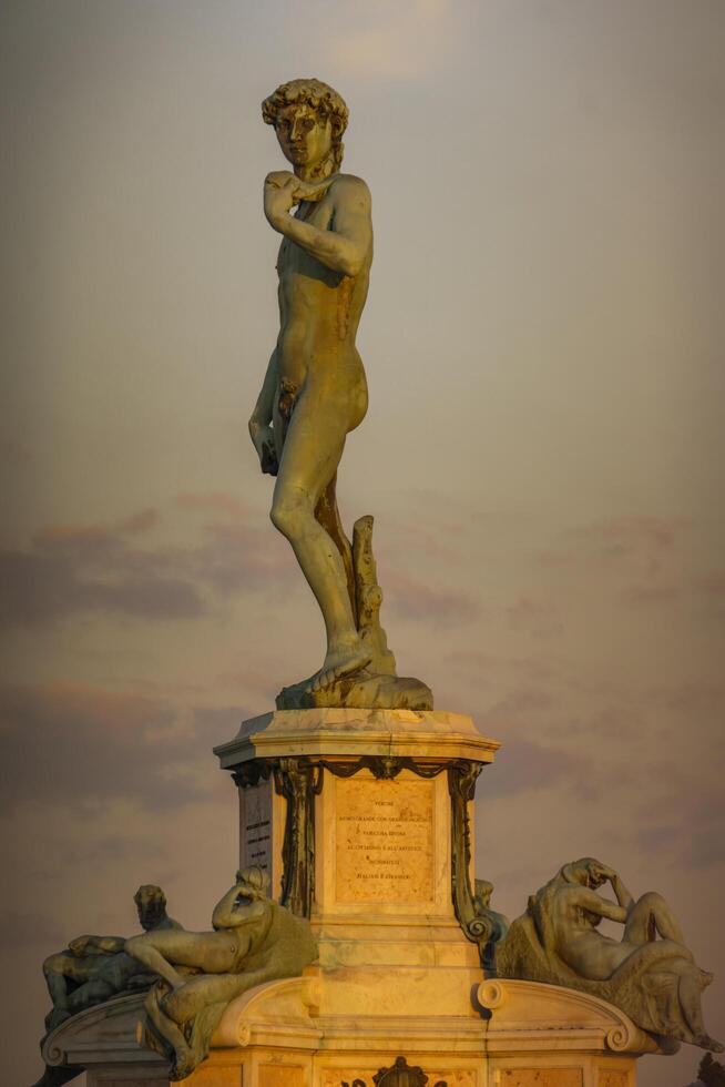 standbeeld van david door michelangelo op piazza michelangelo in florence, italië foto