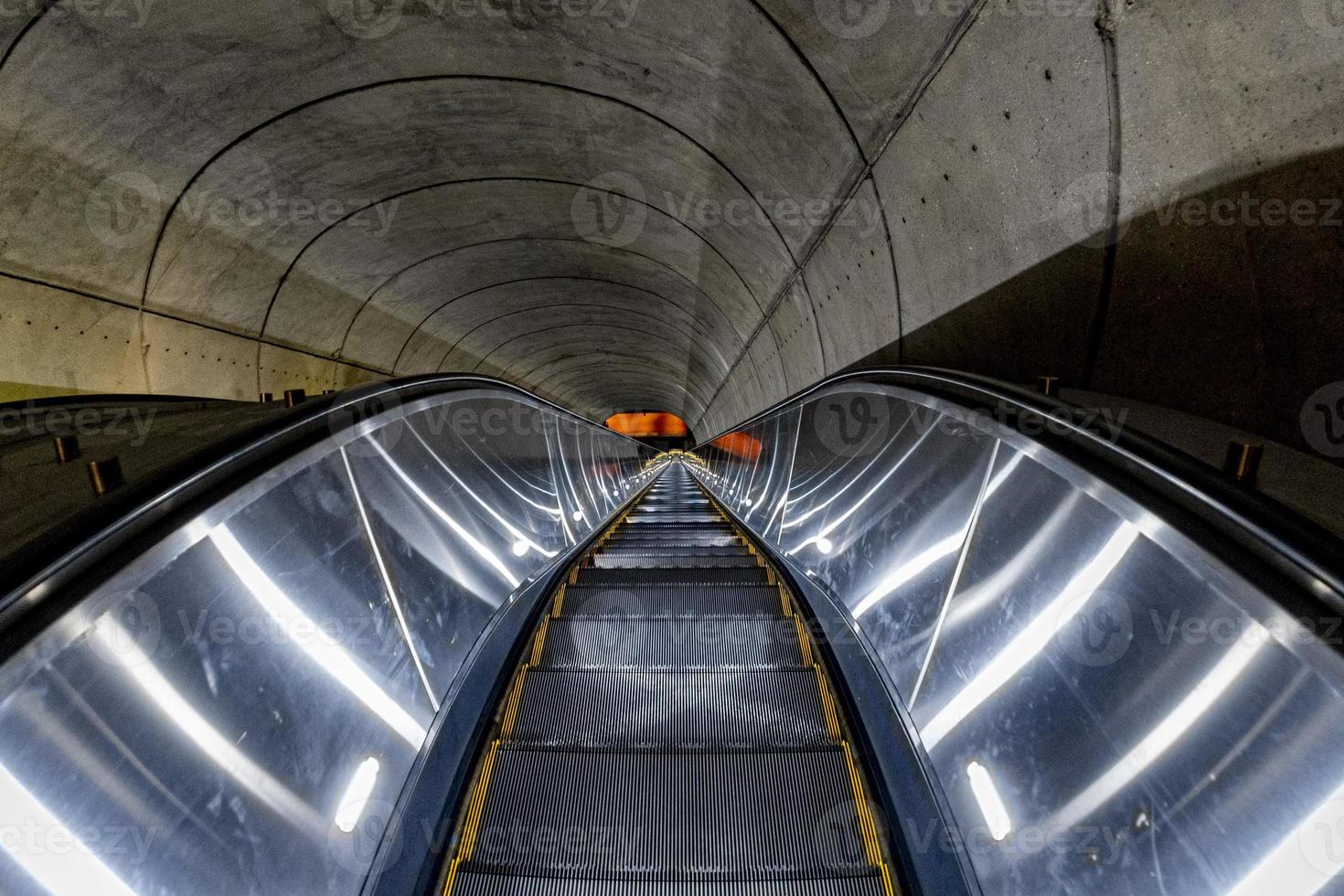 ondergronds metro metro in beweging roltrap in Washington dc foto