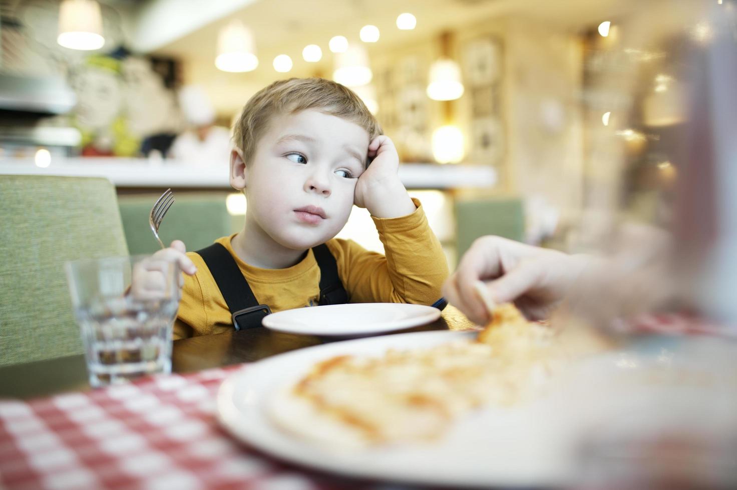 verveeld jongetje in een restaurant foto