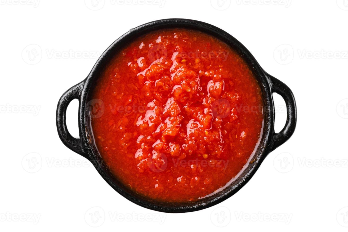 1639 zwart kom met tomate saus geïsoleerd Aan een transparant achtergrond foto