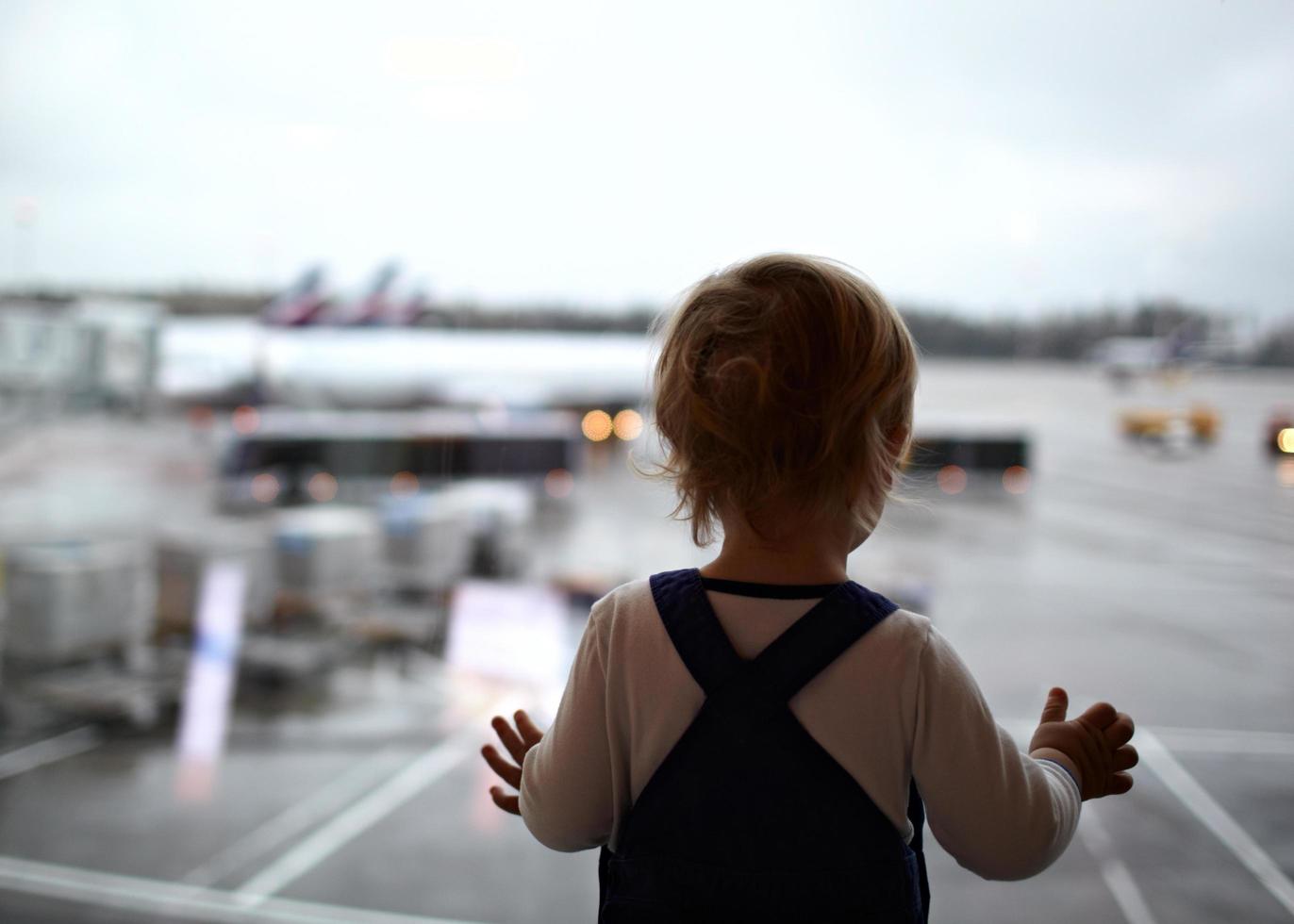 kind op de luchthaven foto