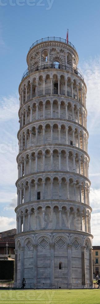 Pisa koepel en leunend toren dichtbij omhoog detail visie foto