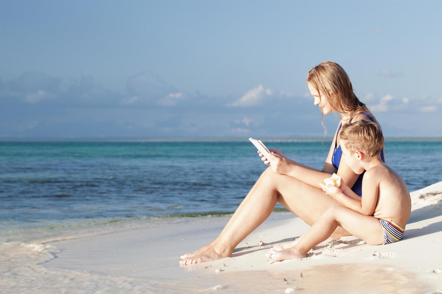 moeder en zoon op een strand foto