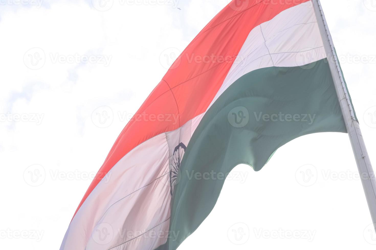 indiase vlag hoog op connaught plaats met trots in blauwe lucht, indiase vlag wapperen, indiase vlag op onafhankelijkheidsdag en republiek dag van india, tilt-up shot, wuivende indische vlag, har ghar tiranga foto