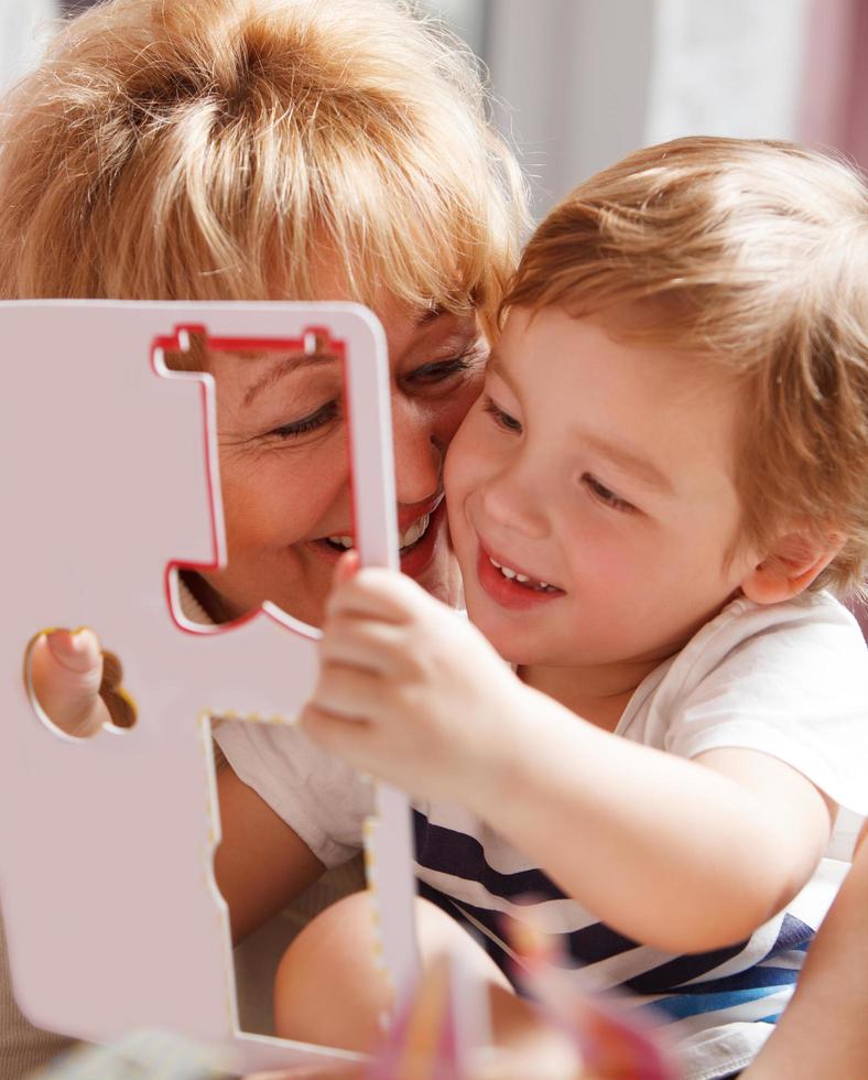 grootmoeder geniet van de tijd met haar kleinzoon foto