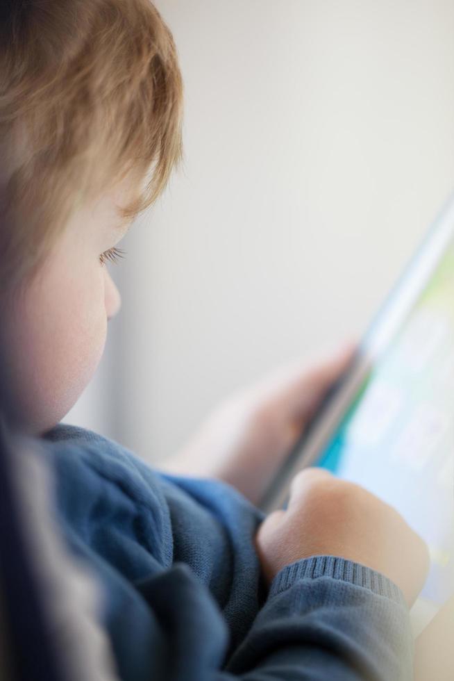 jonge jongen met behulp van een tablet foto