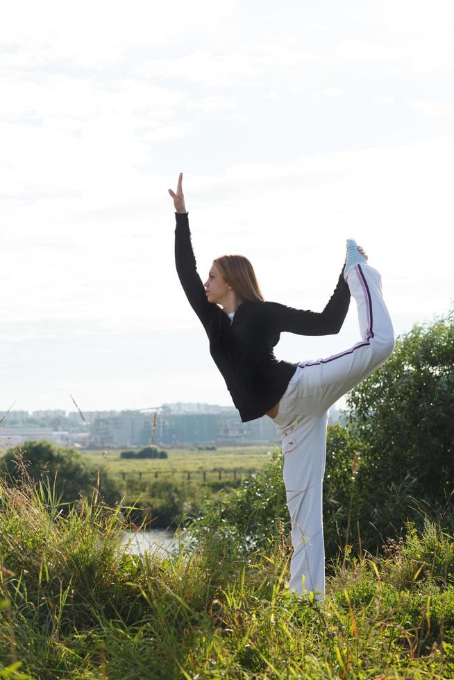 vrouw beoefenen van yoga buiten foto