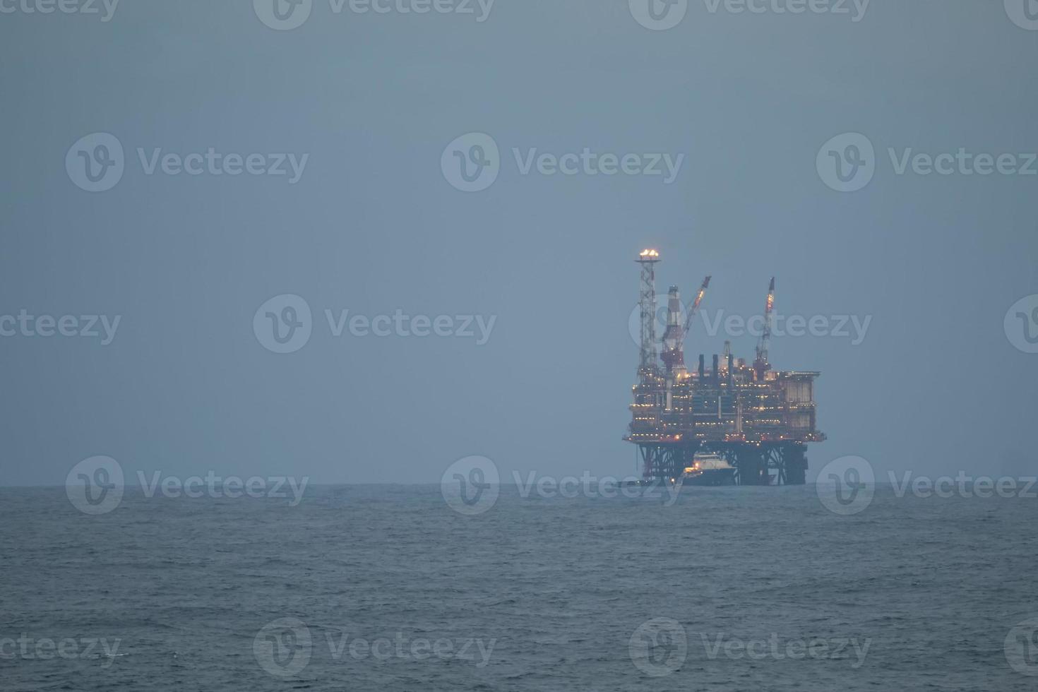 olie platform in de zee foto