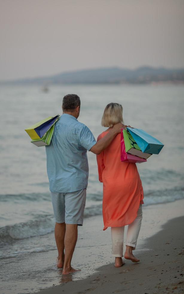 ouder paar op een strand foto