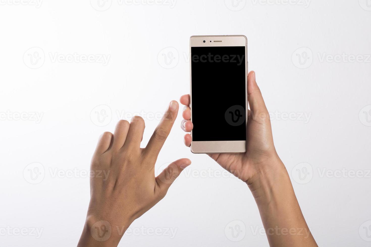 close up van een vrouw die op mobiele telefoon geïsoleerd op een witte achtergrond foto