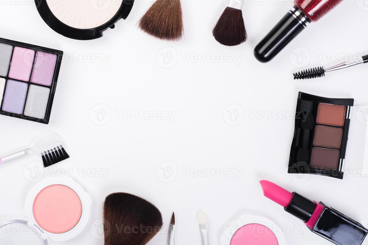 bovenaanzicht van een verzameling cosmetische schoonheidsproducten foto