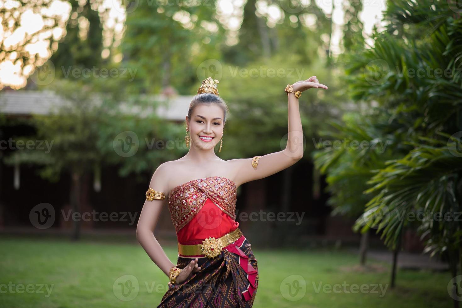 mooie vrouw die een typische Thaise jurk draagt foto