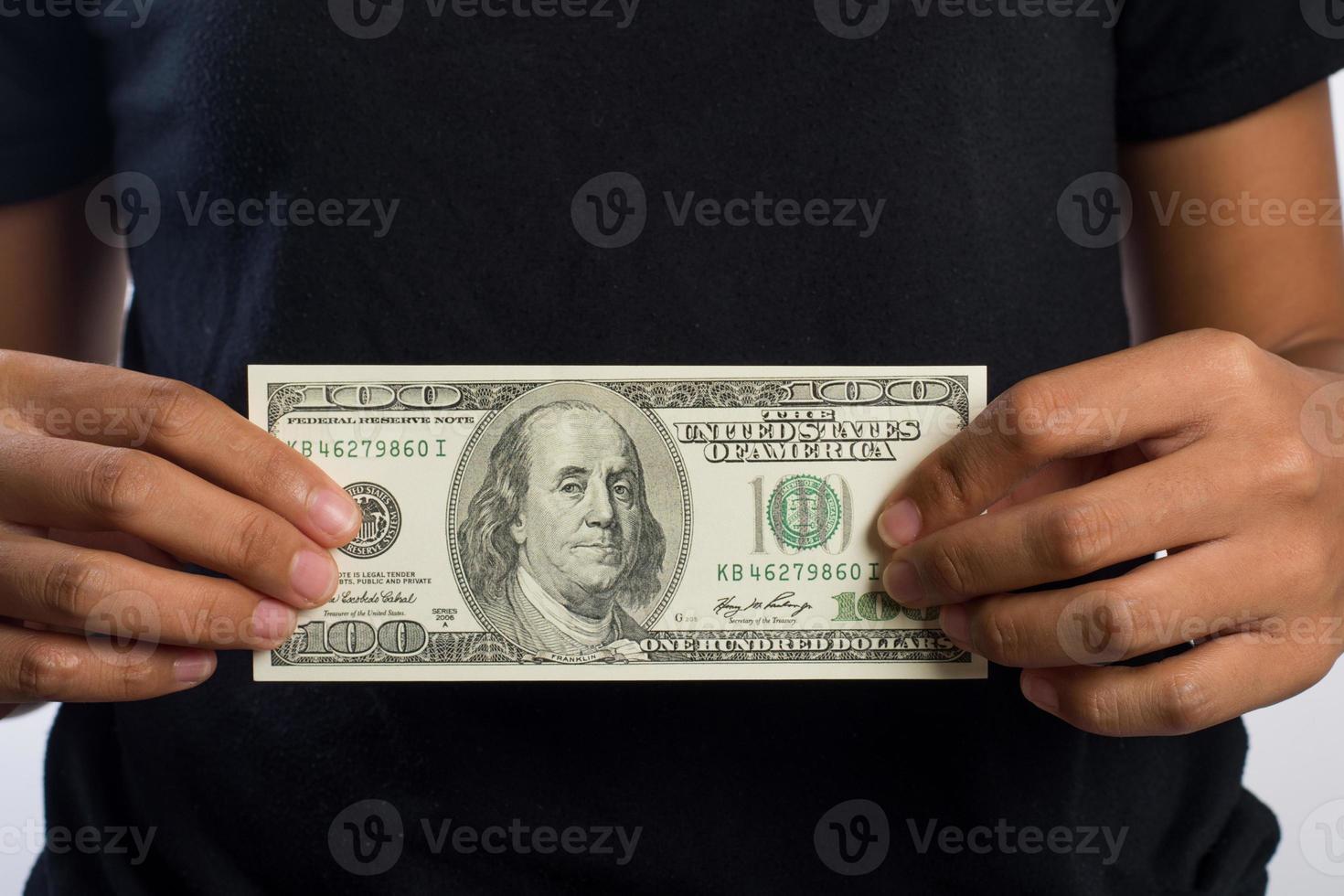 close-up van een vrouw hand met geld geïsoleerd op een witte achtergrond foto