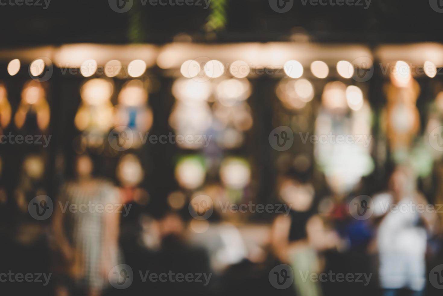 beeld van avondmarktfestival met bokeh vervagen foto