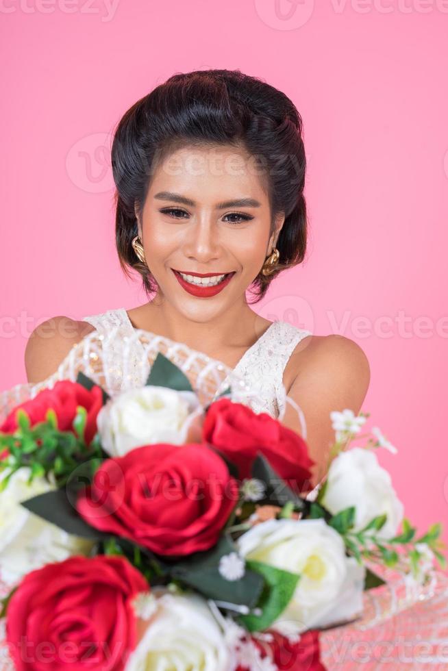 portret van een mooie vrouw met een boeket bloemen foto