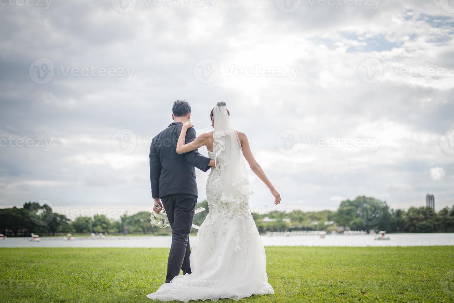 mooie bruid en knappe bruidegom prachtige posten in de natuur foto