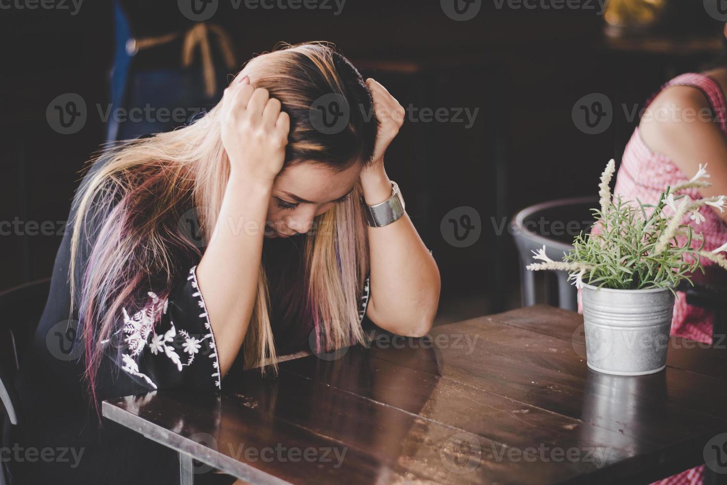 zakenvrouw benadrukt zittend in café foto