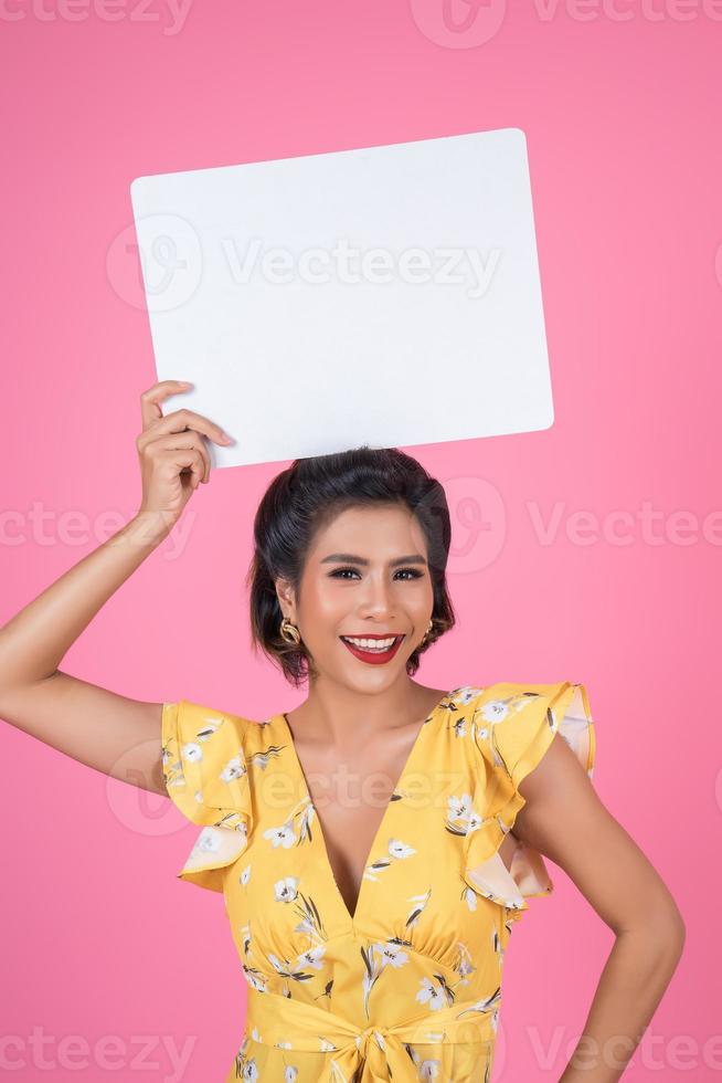 portret van een modieuze vrouw met een witte banner foto