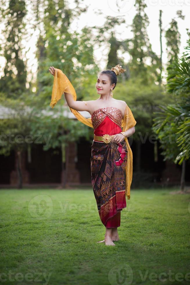 mooie vrouw die een typische Thaise jurk draagt foto