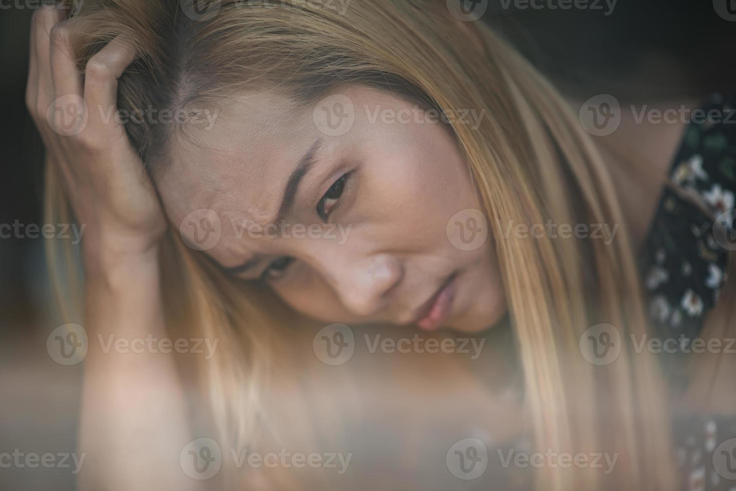 portret van een gestresste jonge vrouw, zittend in een café foto