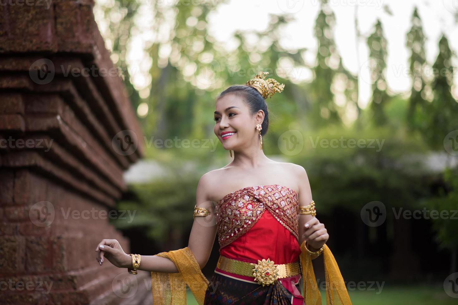 mooie vrouw die een typische Thaise jurk draagt foto