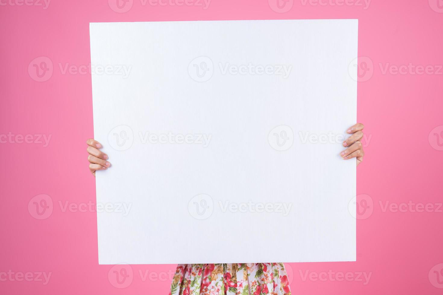 portret van een modieuze vrouw met een witte banner foto