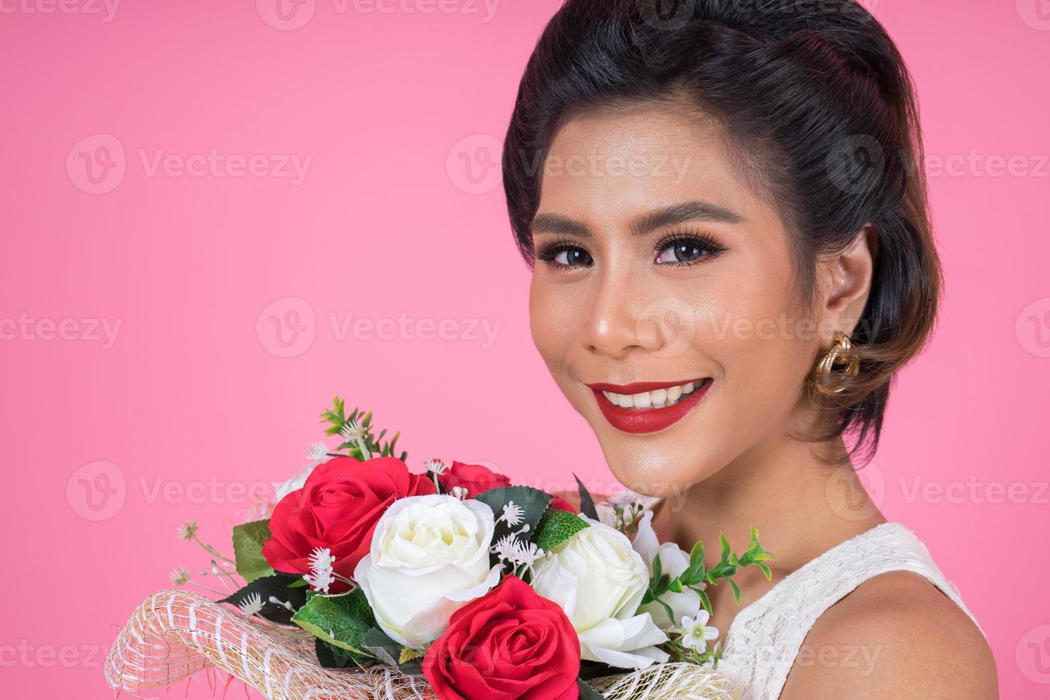 portret van een mooie vrouw met een boeket bloemen foto