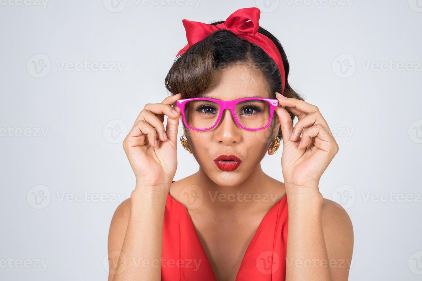 portret van een modieuze vrouw met roze zonnebril foto