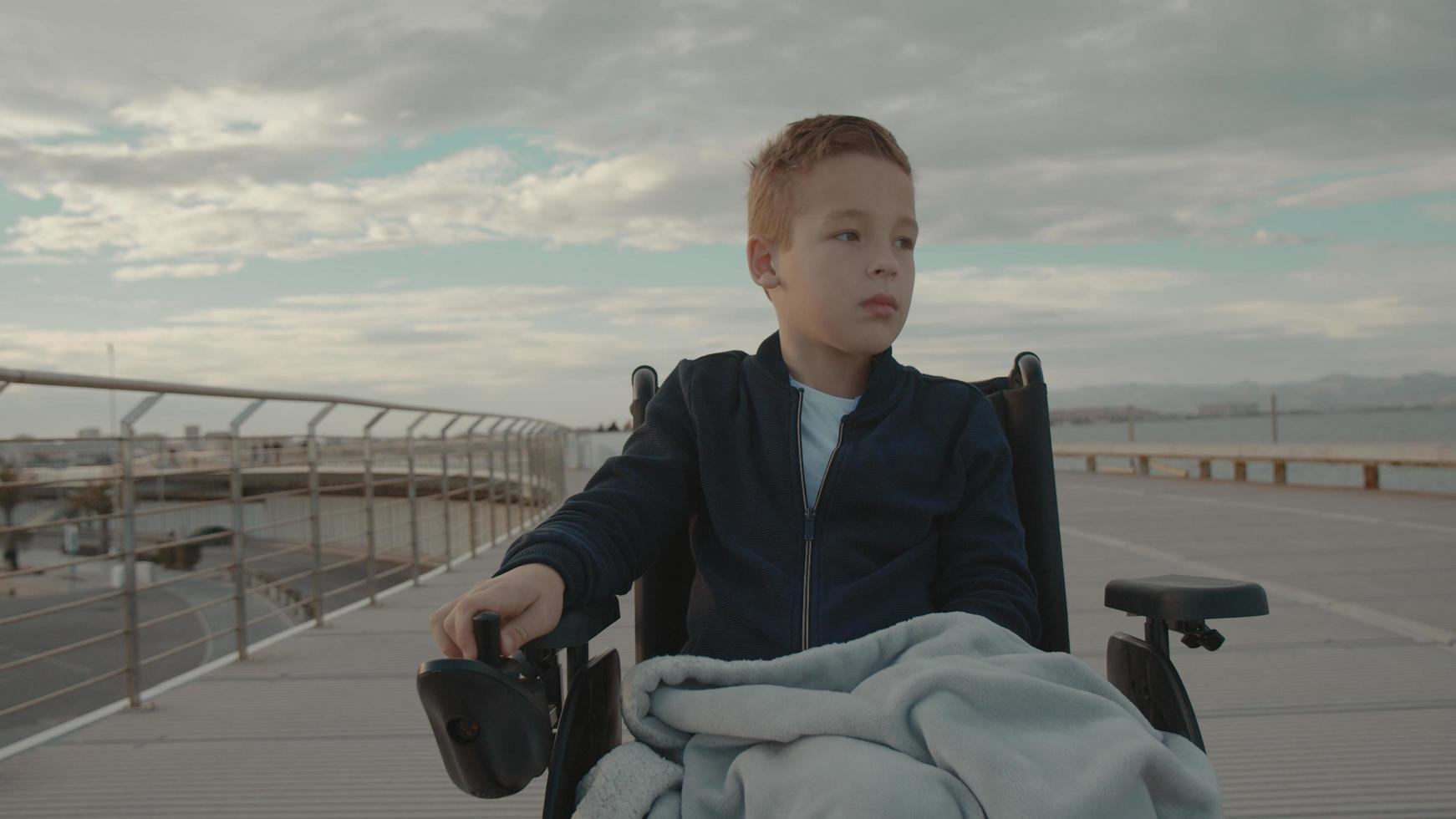 jongen in een rolstoel buiten foto