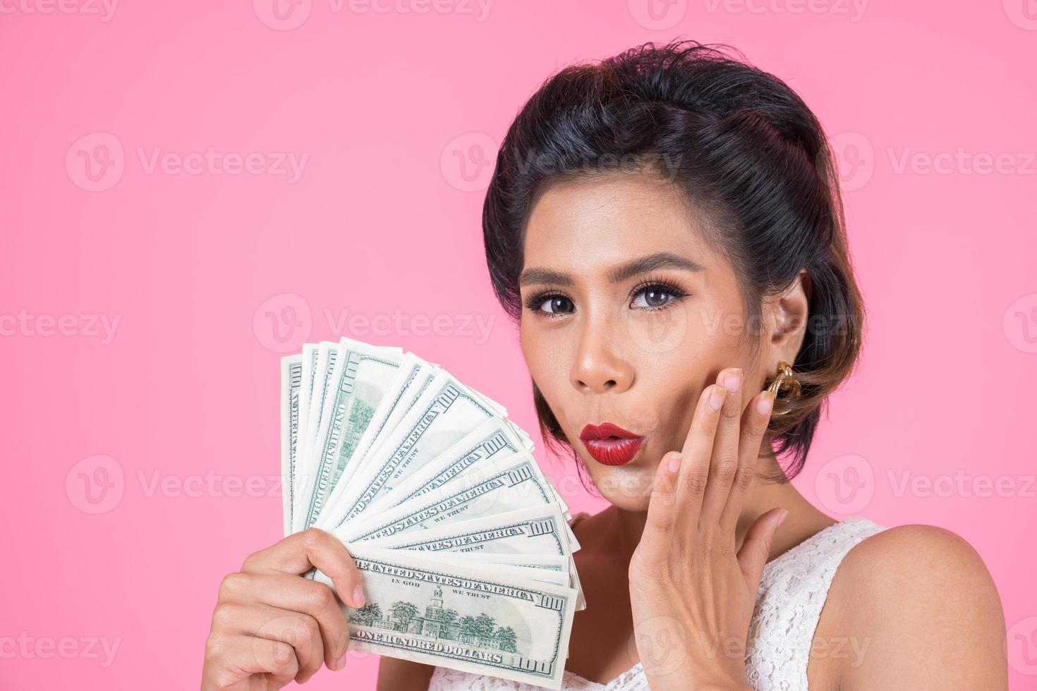 gelukkig mooie vrouw met dollars foto