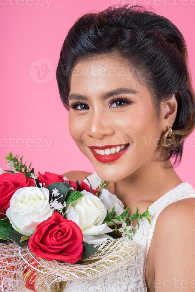 portret van een mooie vrouw met een boeket bloemen foto