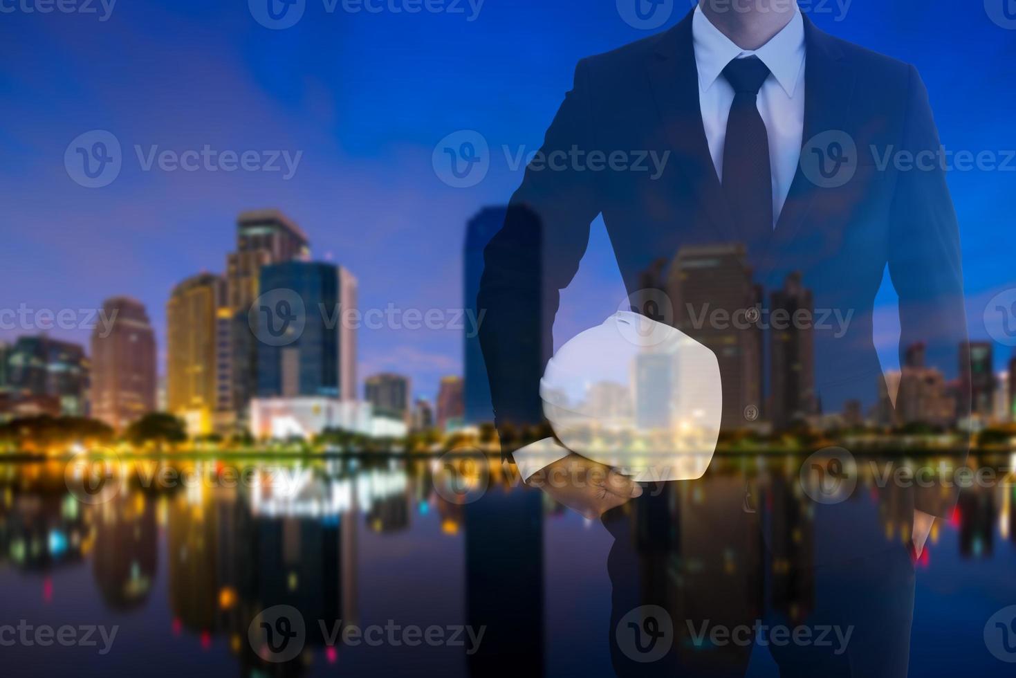 dubbele blootstelling van zakenman op stad achtergrond foto
