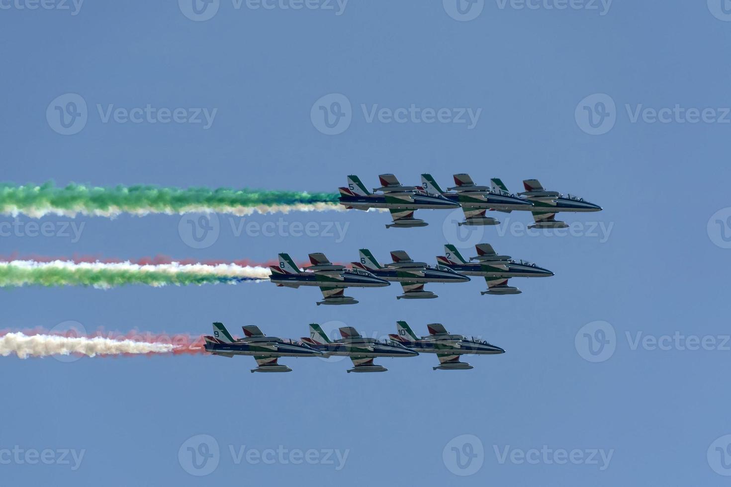 frecce driekleur Italië acrobatisch vlucht team Italiaans vlag rood wit en groen rook foto