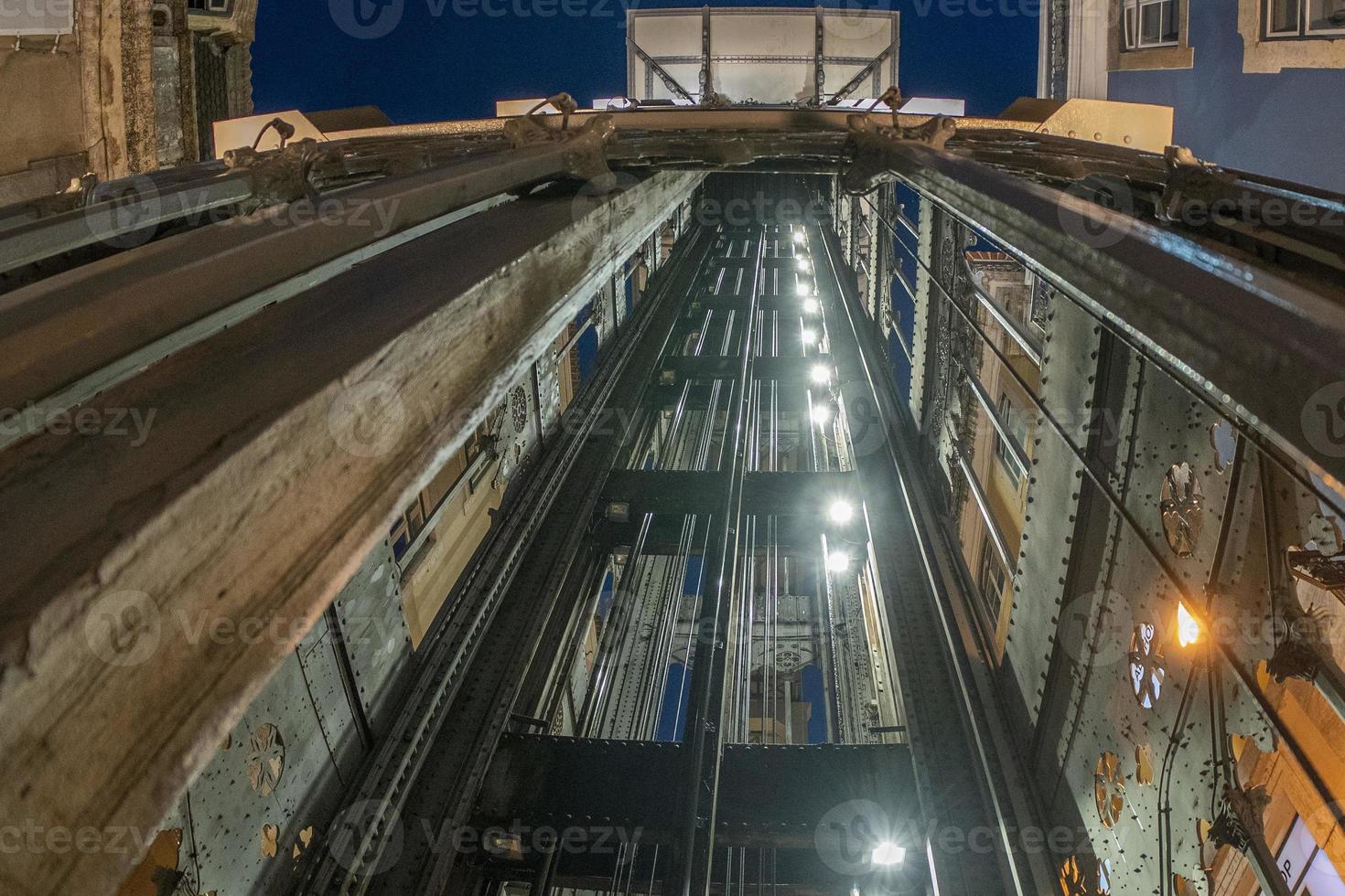 Lissabon ijzer lift de kerstman justa historisch gebouw nacht visie foto