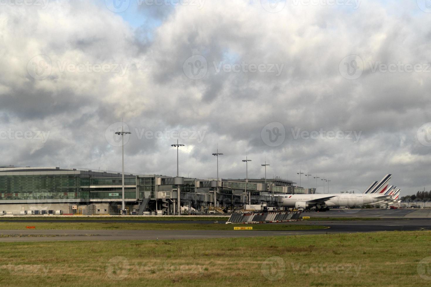 Parijs, Frankrijk - november 7 2019 - Parijs luchthaven cdg landen en bezig met laden lading en passagier foto