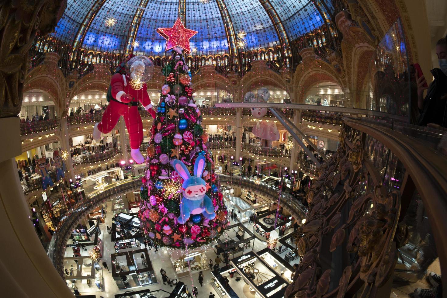 Parijs, Frankrijk - november 20 2021 - Kerstmis boom in galerijen la fayette foto