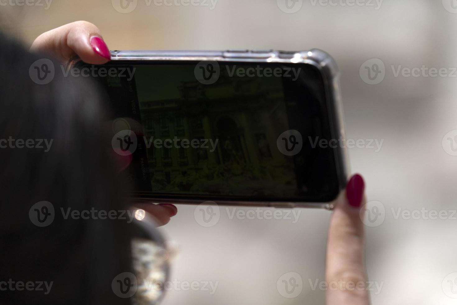 toerist nemen selfie Bij fontana di Trevi fontein Rome foto