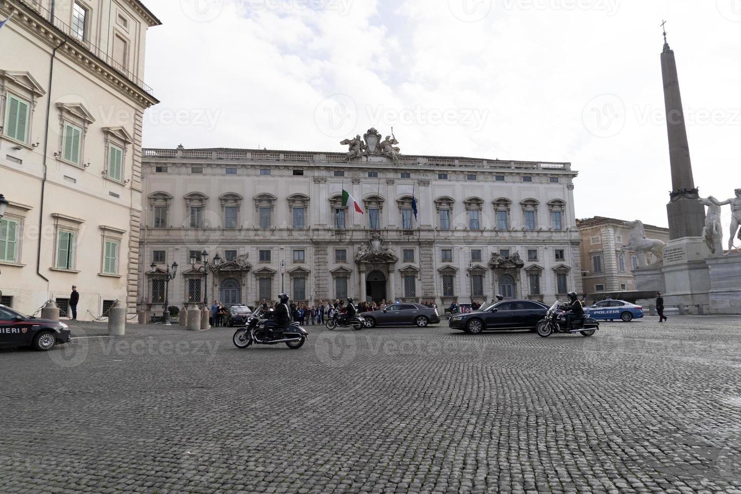 Rome, Italië. november 22 2019 - president sergio mattarella aankomen Bij quirinale gebouw foto