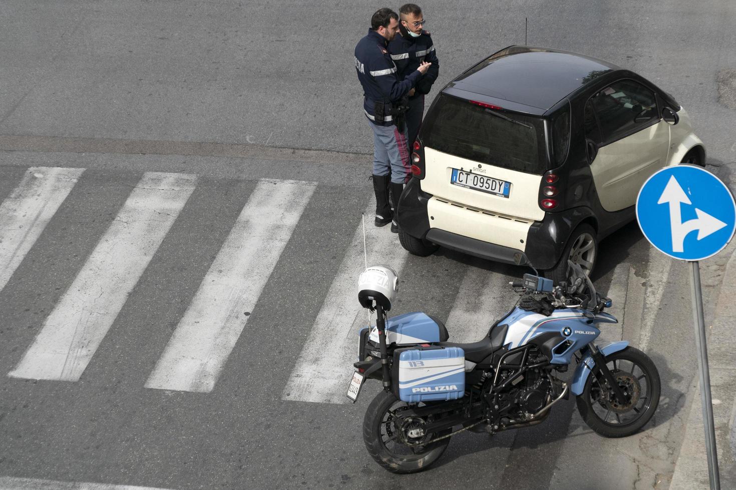 Genua, Italië - april 13 2020 - Politie controle gedurende coronavirus covid quarentine foto