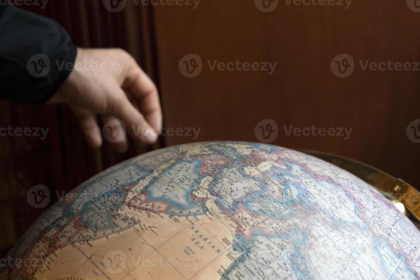 hand- aanraken aarde wereldbol foto