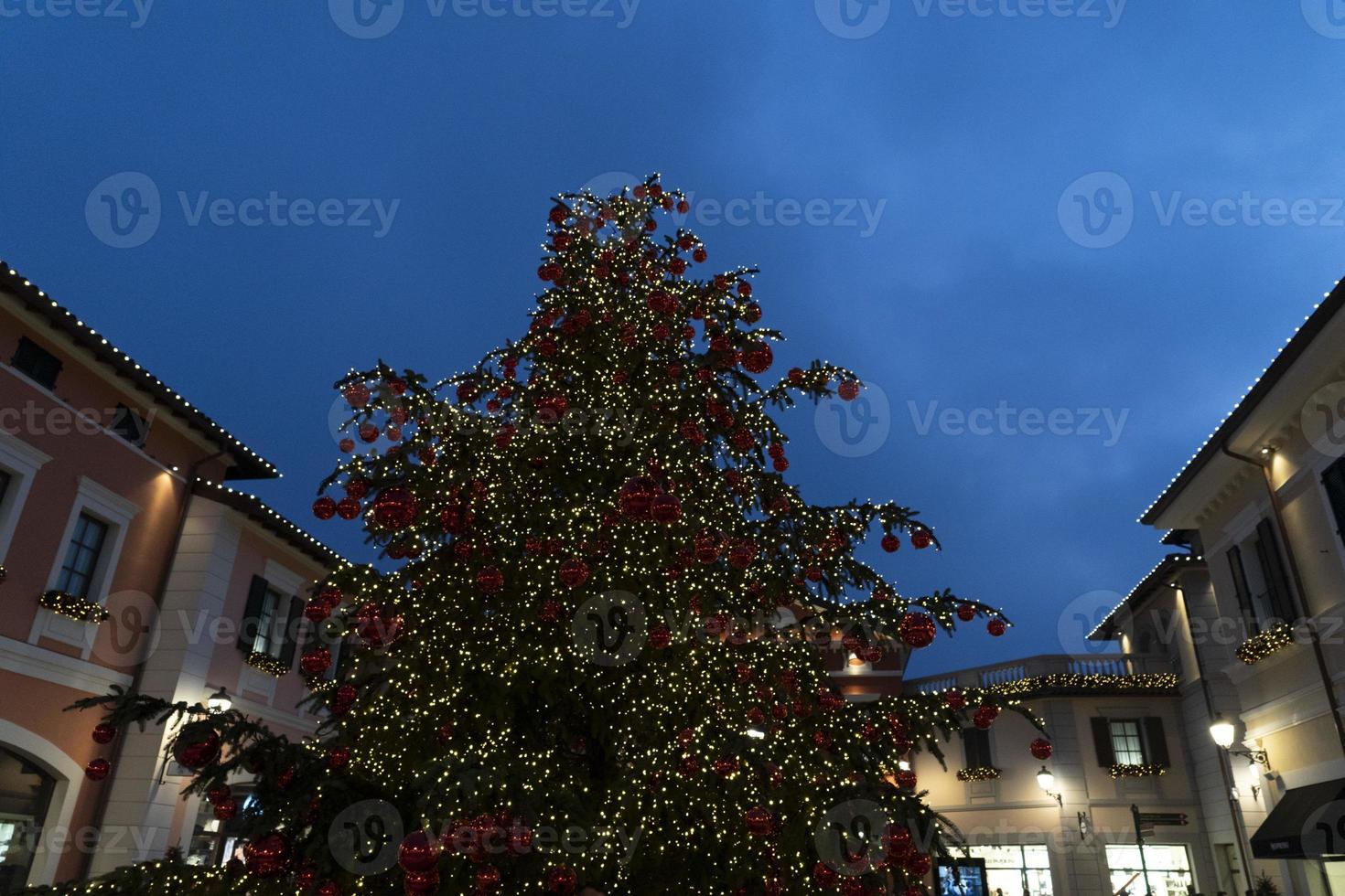 serravalle schrift, Italië - december 2 2018 - Kerstmis seizoen in ontwerper uitgezet is beginnend foto