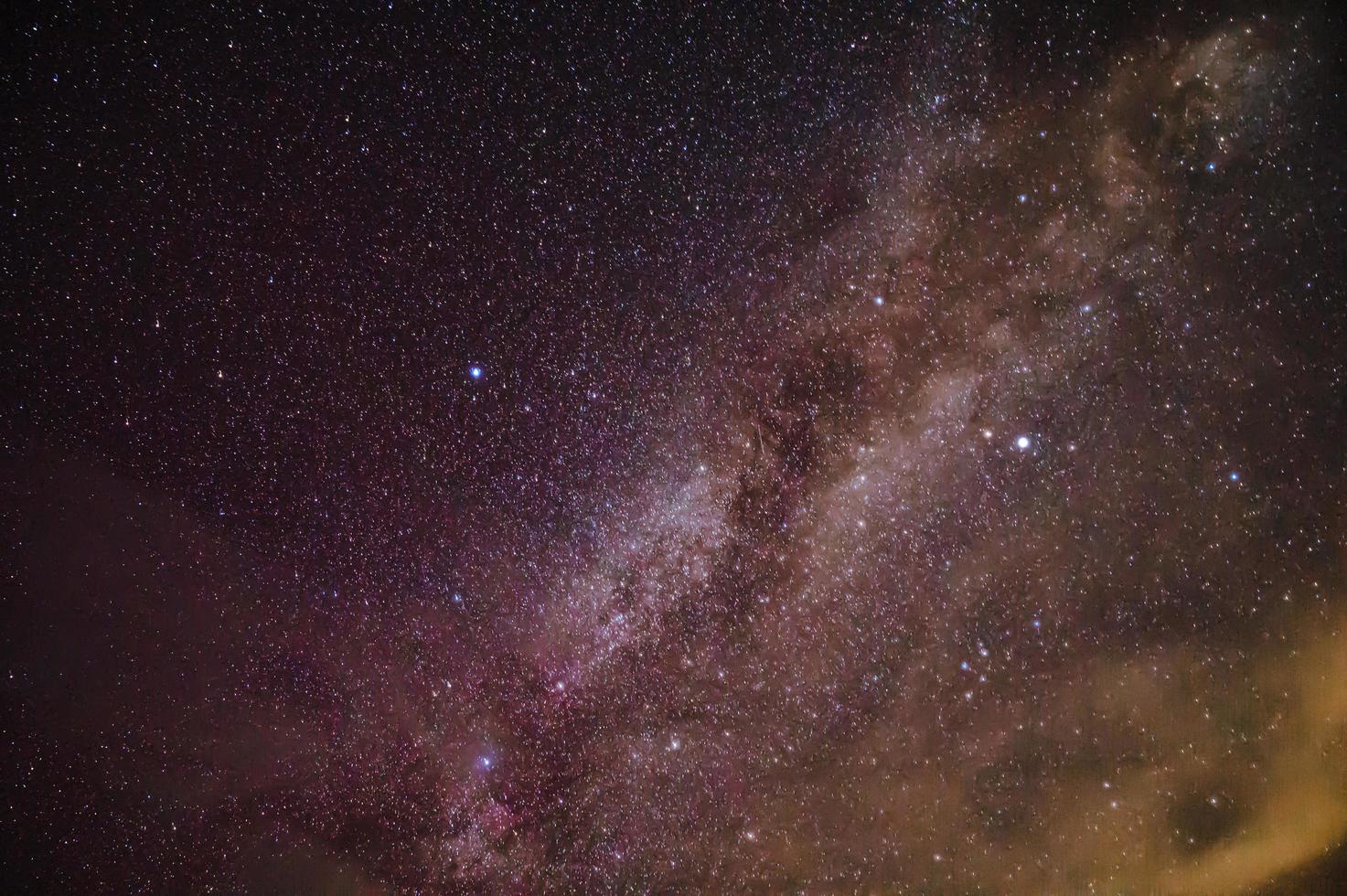 landschap visie met melkachtig manier heelal en miljoen ster Aan de lucht in nacht tijd foto