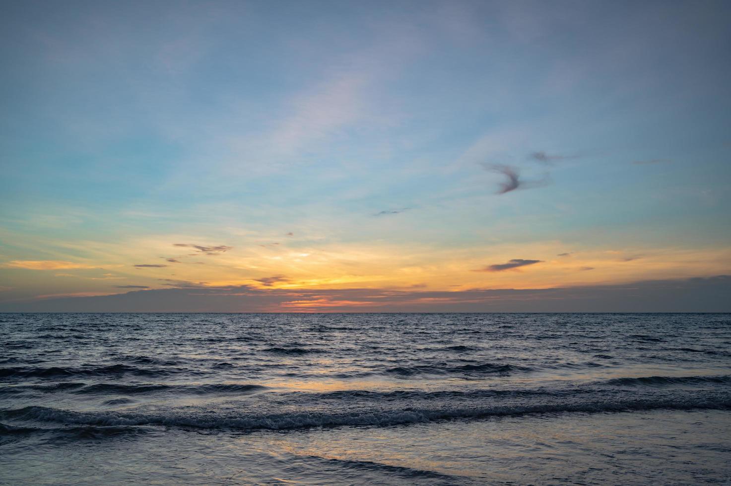 mooi idyllisch zeegezicht zonsondergang visie Aan kohkood eiland in laag seizoen reizen.koh goed, ook bekend net zo ko kut, is een eiland in de golf van Thailand foto