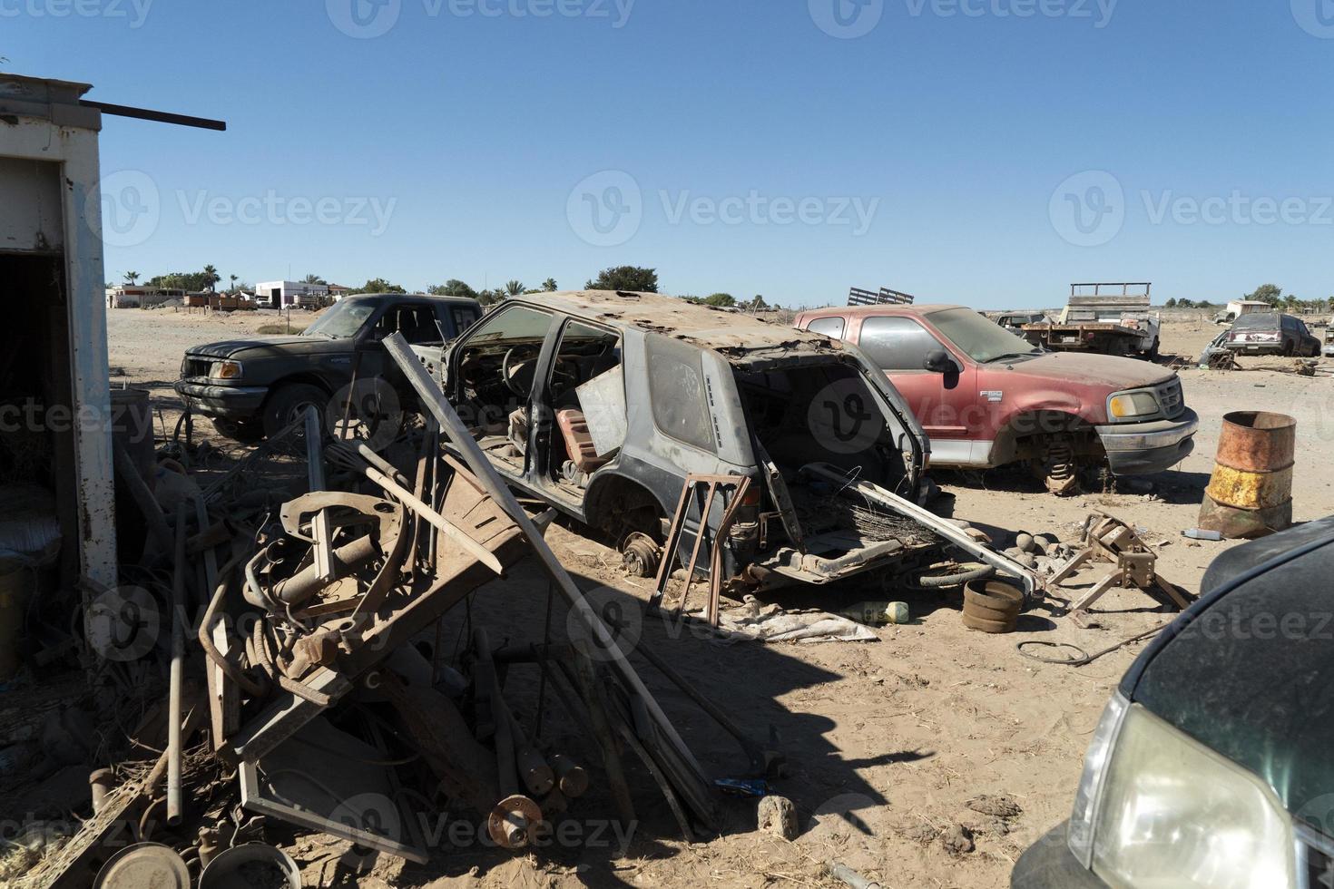 oud verlaten auto onderdelen in autokerkhof in baja Californië sur Mexico foto