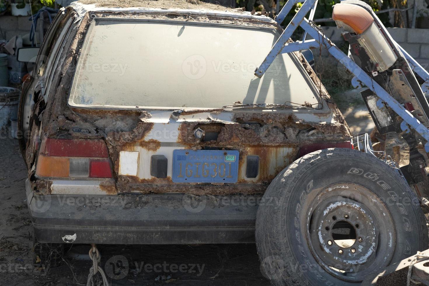 oud verlaten auto in autokerkhof in baja Californië sur Mexico foto