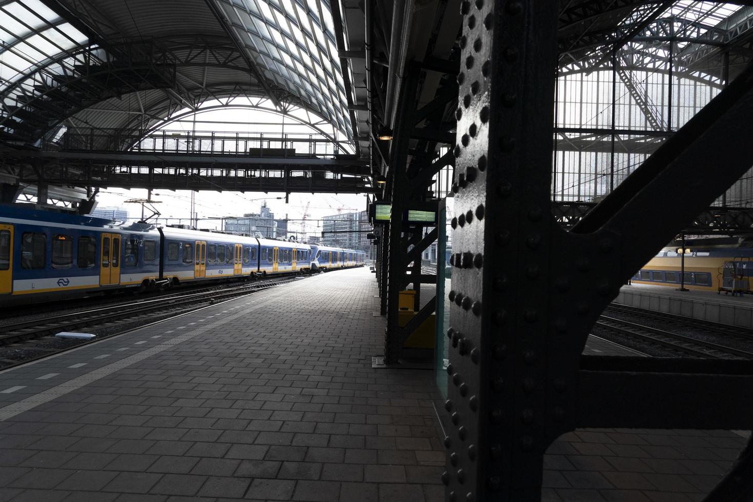 Amsterdam, Nederland - februari 25 2020 - centraal station oud stad- foto